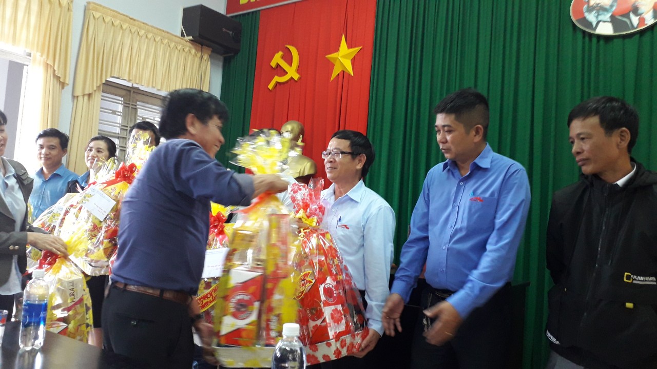 CÔNG TY CP THÔNG TIN TÍN HIỆU ĐS ĐÀ NẴNG CHĂM LO ĐỜI SỐNG NGƯỜI LAO ĐỘNG, PHỤC VỤ VẬN TẢI BẢO ĐẢM AN TOÀN GIAO THÔNG ĐƯỜNG SẮT TRONG DỊP TẾT NGUYÊN ĐÁN TÂN SỬU - NĂM 2021 CÔNG TY CP THÔNG TIN TÍN HIỆU ĐS ĐÀ NẴNG CHĂM LO ĐỜI SỐNG NGƯỜI LAO ĐỘNG, PHỤC VỤ VẬN TẢI BẢO ĐẢM AN TOÀN GIAO THÔNG ĐƯỜNG SẮT TRONG DỊP TẾT NGUYÊN ĐÁN TÂN SỬU - NĂM 2021